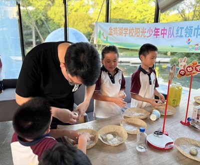巧手做月饼 浓情过中秋——金鸡湖学校三11中队红领巾假日小队在行动